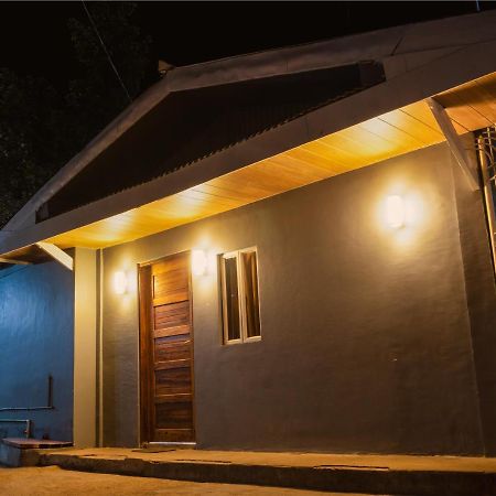 B&B Backpackers Coron Esterno foto