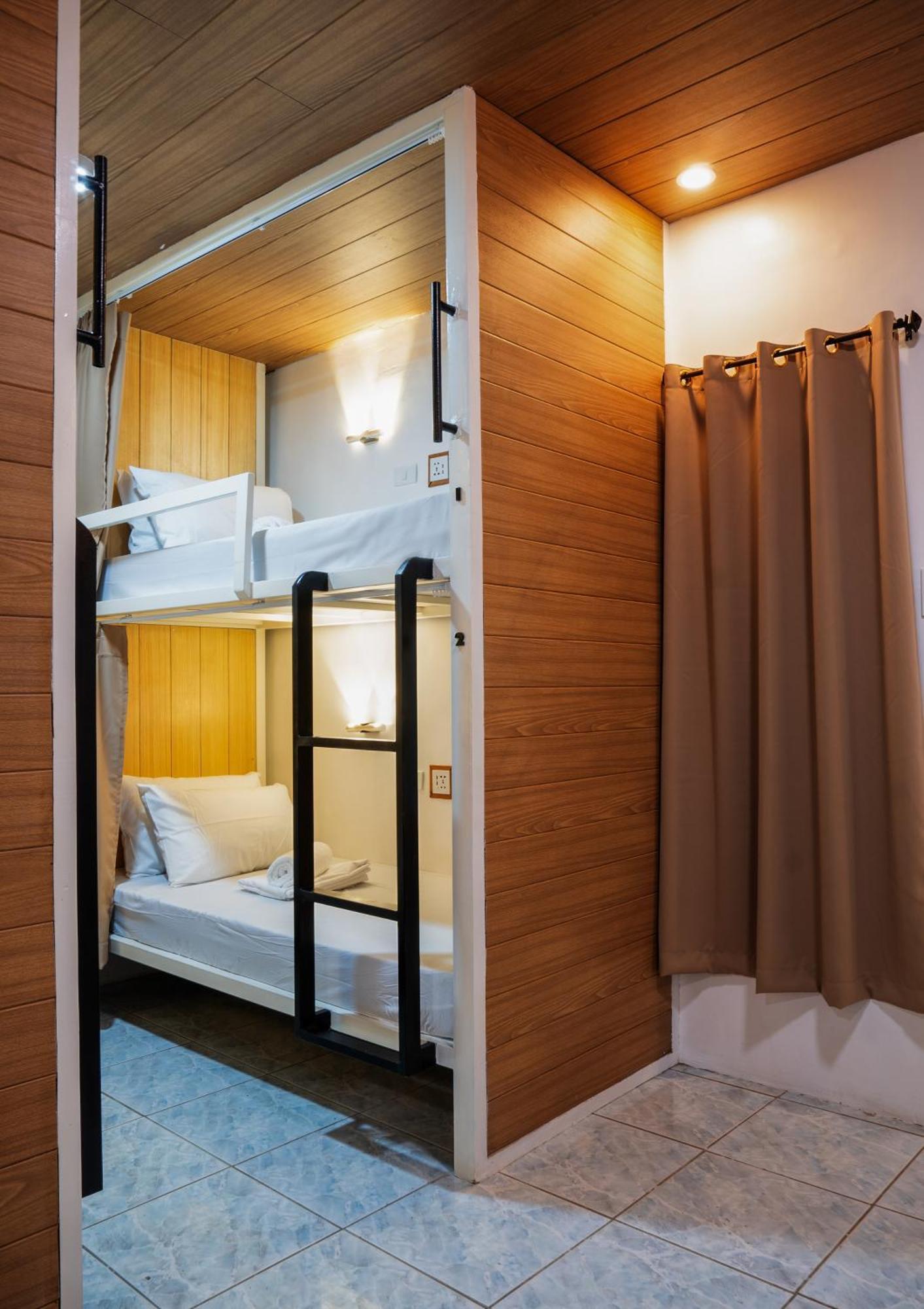 B&B Backpackers Coron Esterno foto